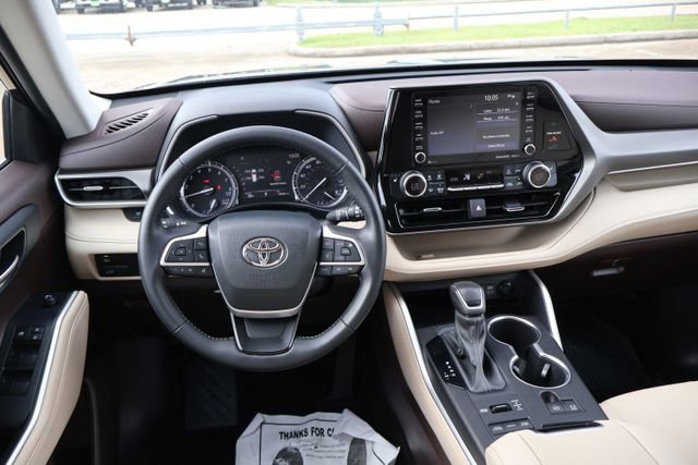 Used 2022 Toyota Highlander XLE AWD/4WD image 13