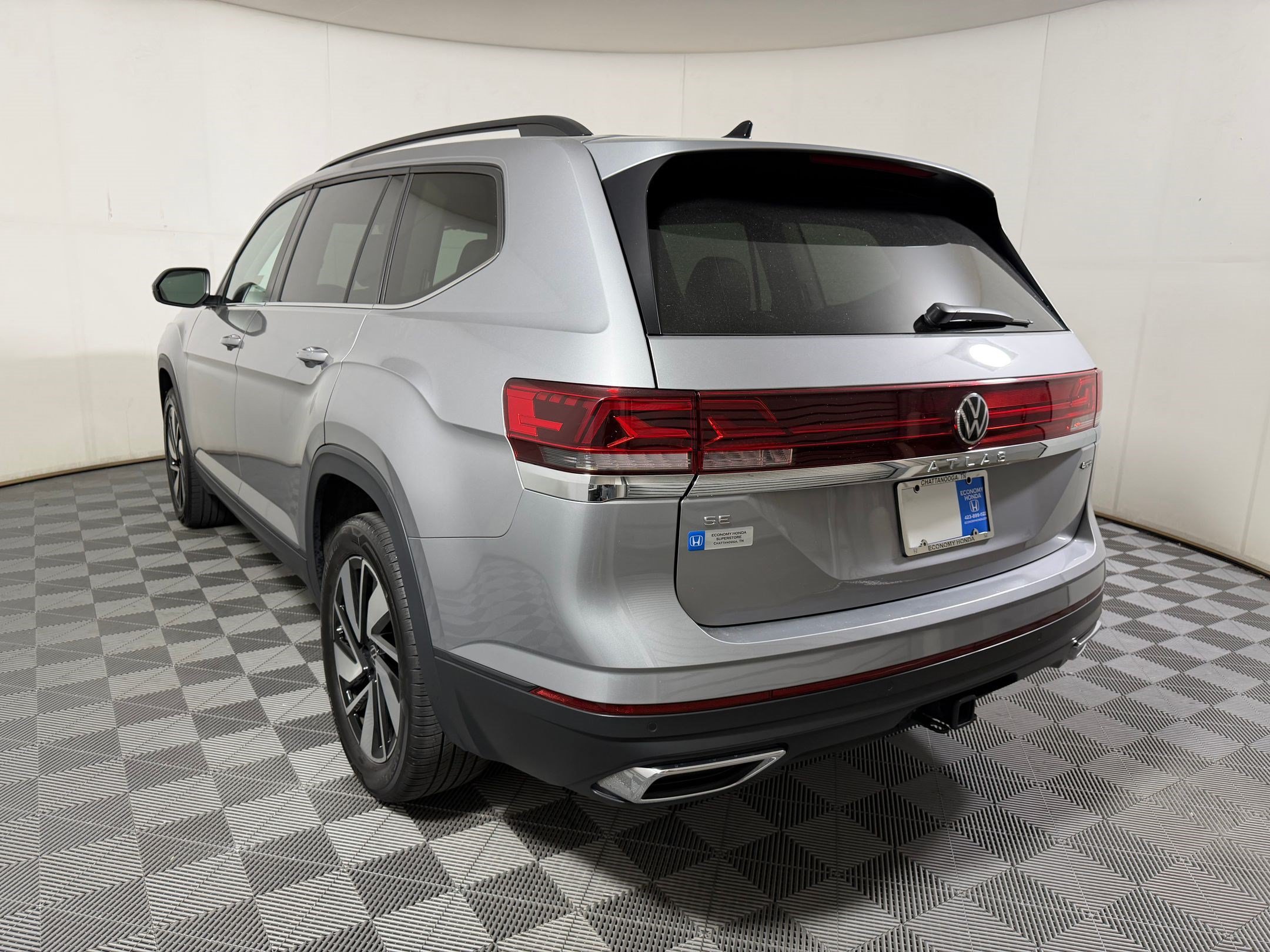 Used 2025 Volkswagen Atlas SE AWD/4WD image 2