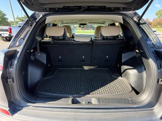 Used 2019 Jeep Cherokee Latitude Plus w/ Cold Weather Group AWD/4WD image 14