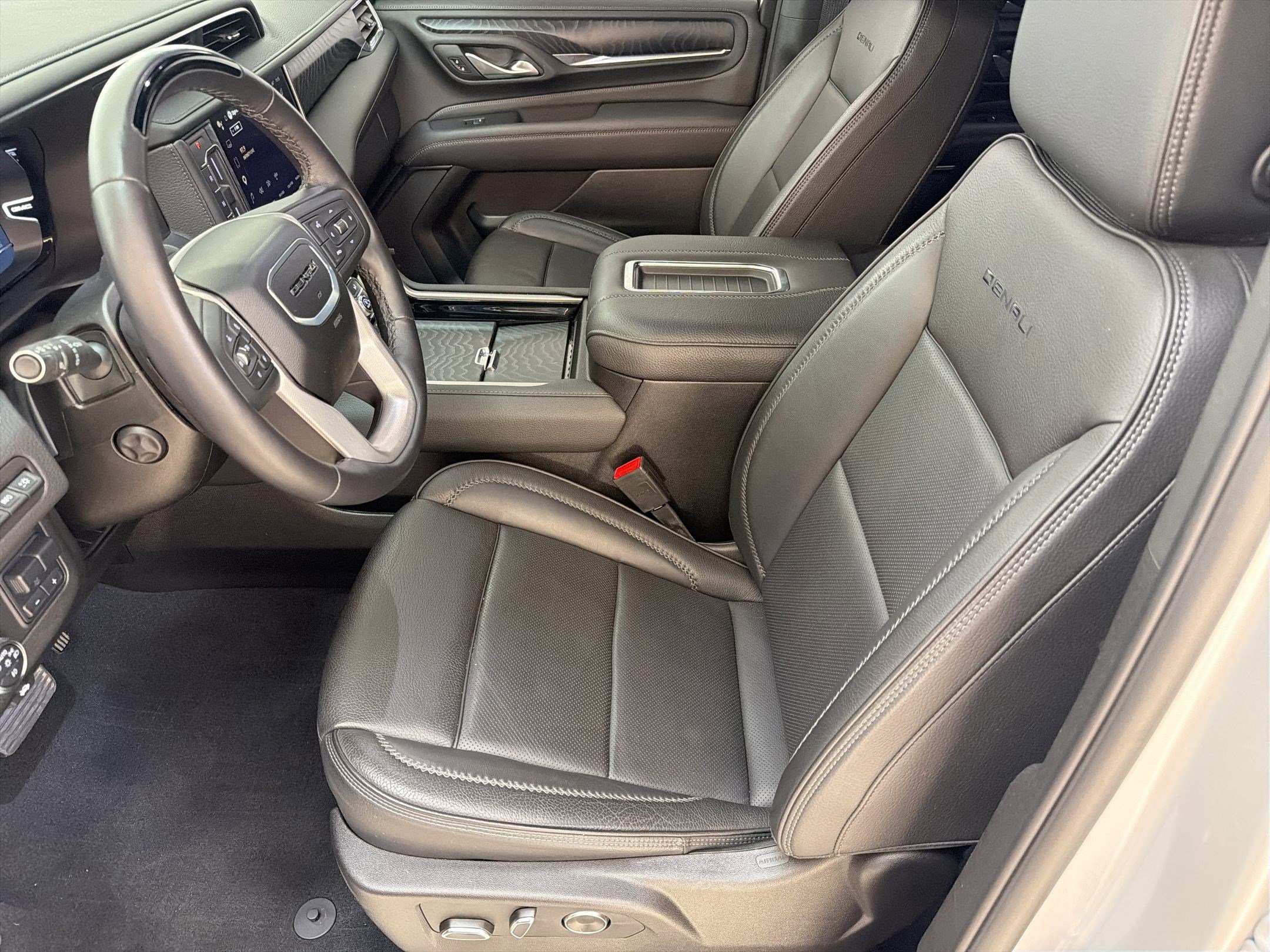 Used 2024 GMC Yukon XL Denali w/ Advanced Technology Package image 5