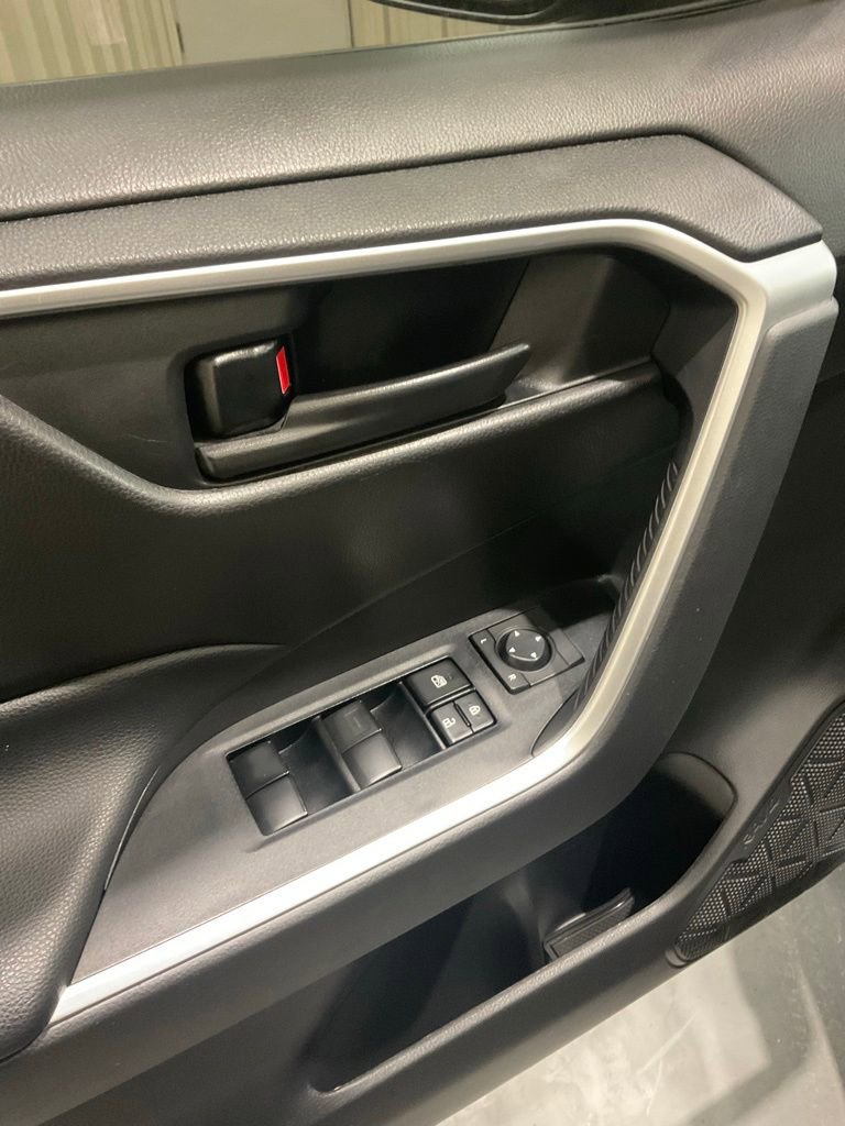 Used 2021 Toyota RAV4 LE AWD/4WD image 7