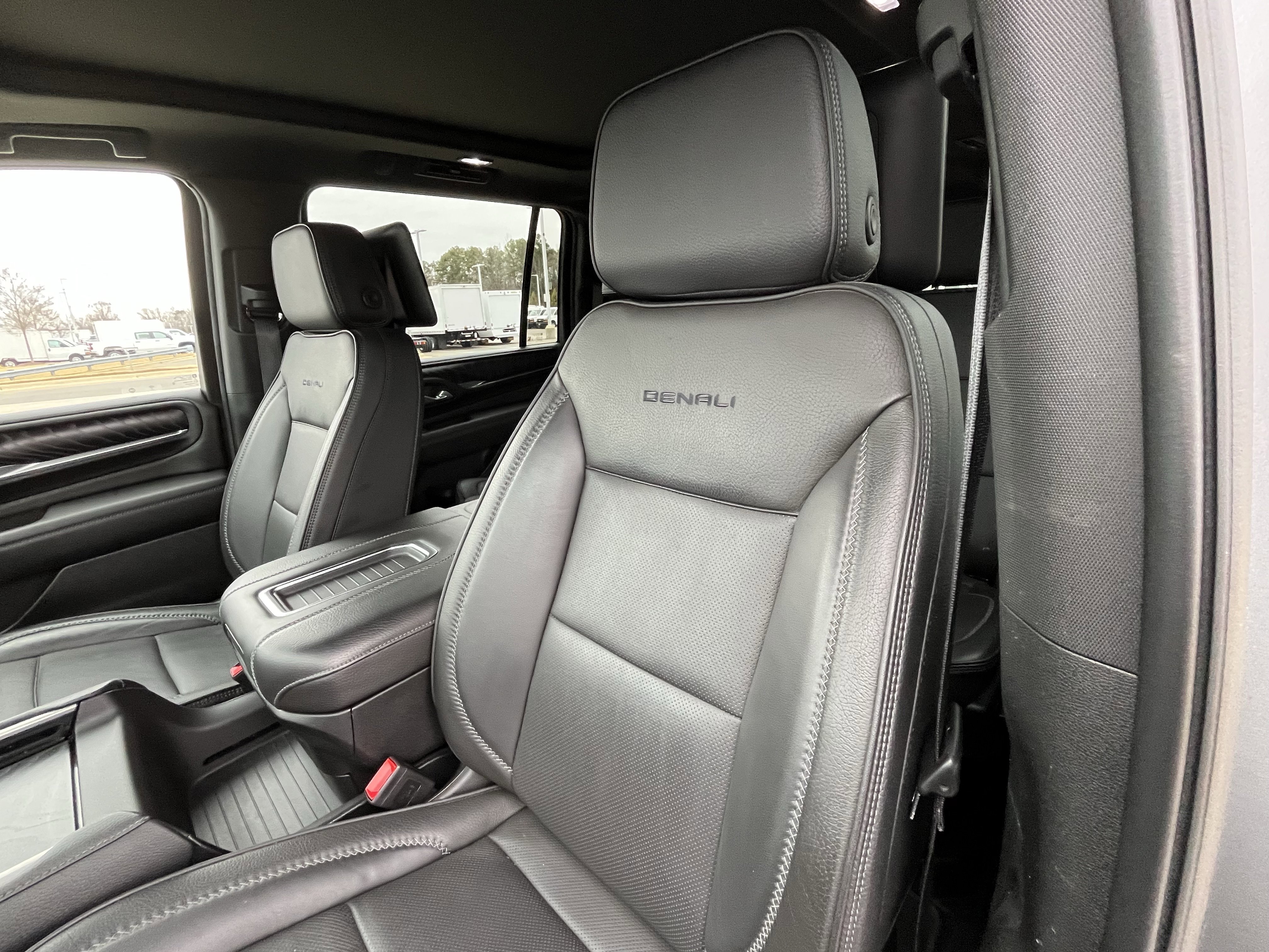 Used 2024 GMC Yukon XL Denali w/ Advanced Technology Package image 16