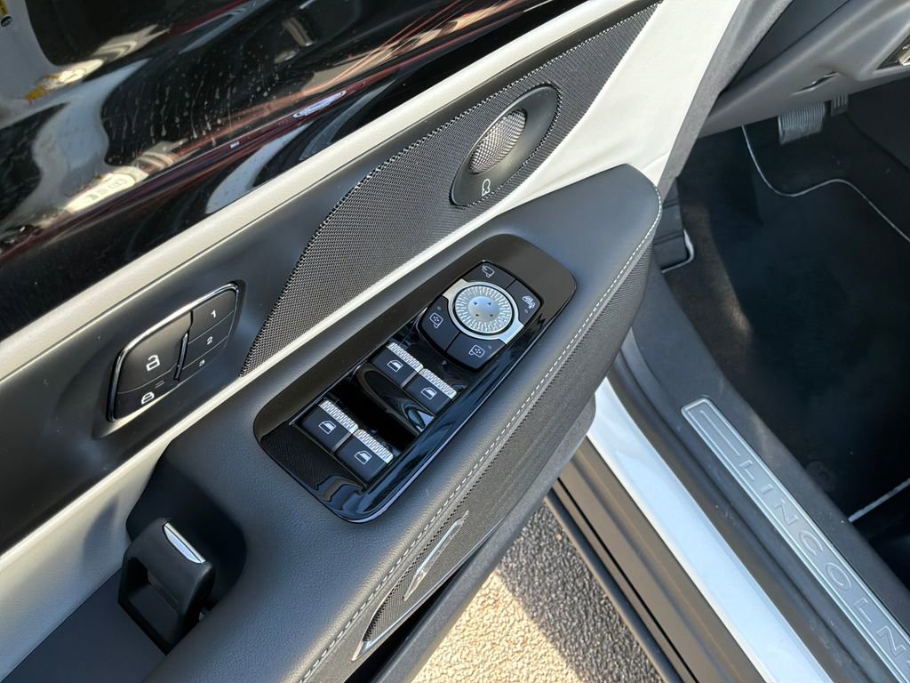 Used 2025 Lincoln Nautilus Reserve image 11