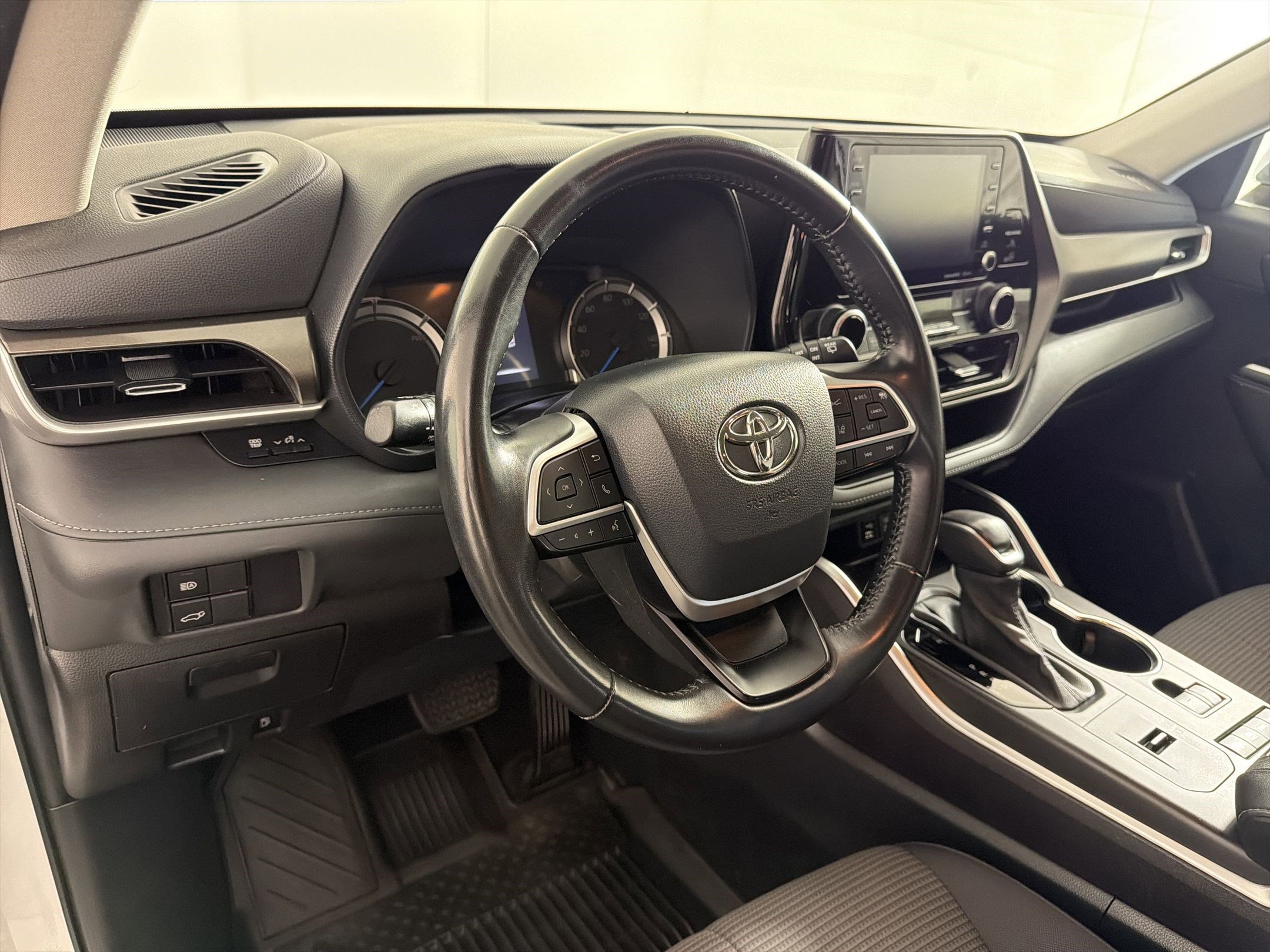 Used 2022 Toyota Highlander LE AWD/4WD image 4