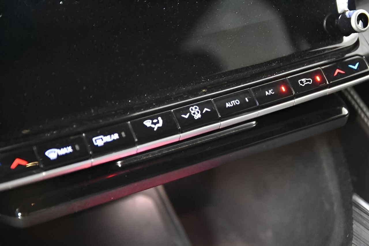 Used 2023 Jeep Wagoneer L Series III RWD image 29