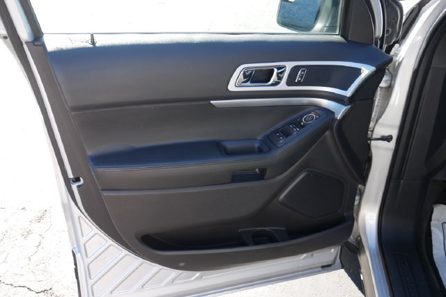 Used 2015 Ford Explorer XLT w/ Equipment Group 201B FWD image 11