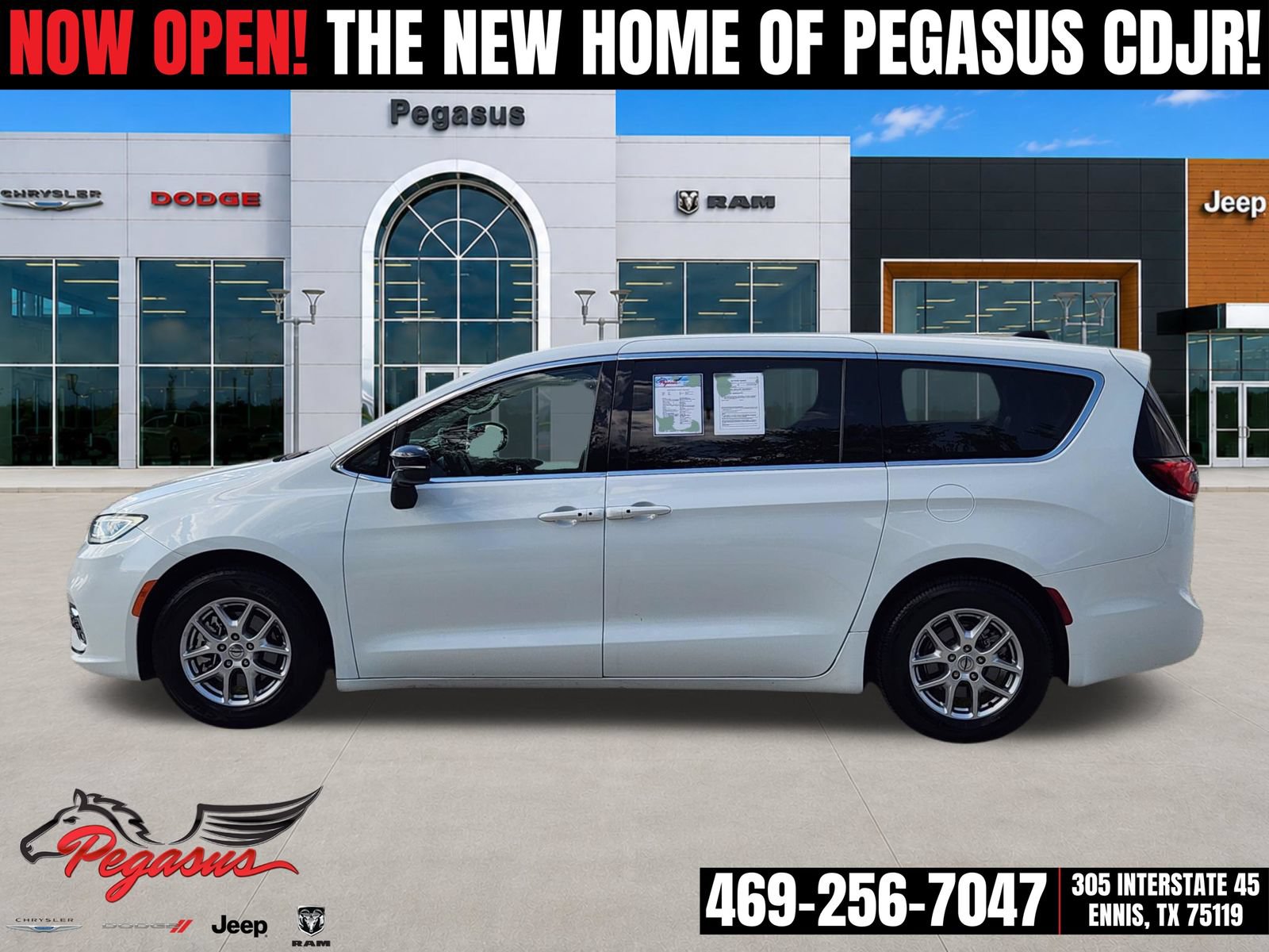 Used 2024 Chrysler Pacifica Touring-L FWD image 3
