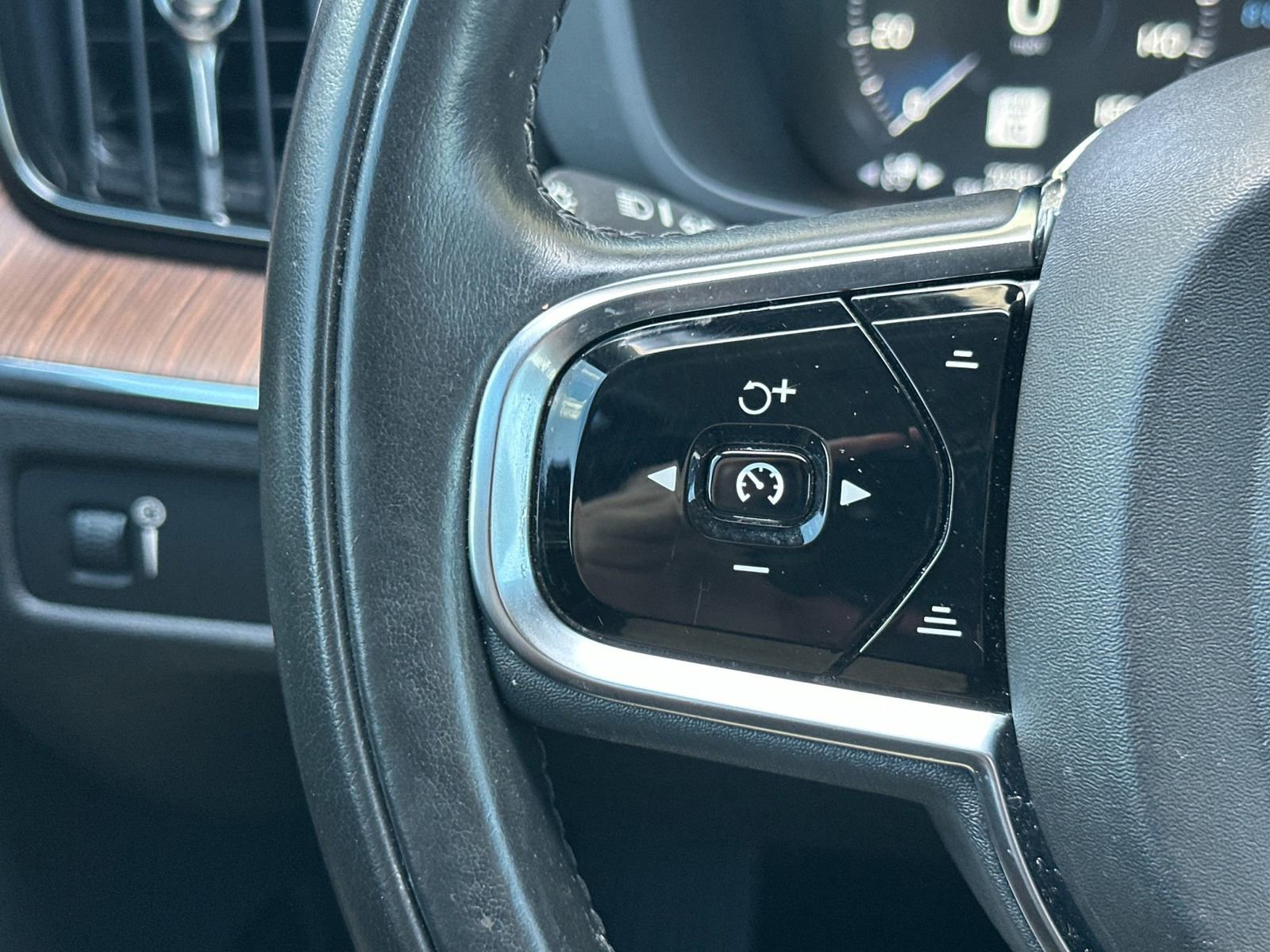 Used 2019 Volvo XC60 T5 Inscription w/ Protection Package Premier AWD/4WD image 27