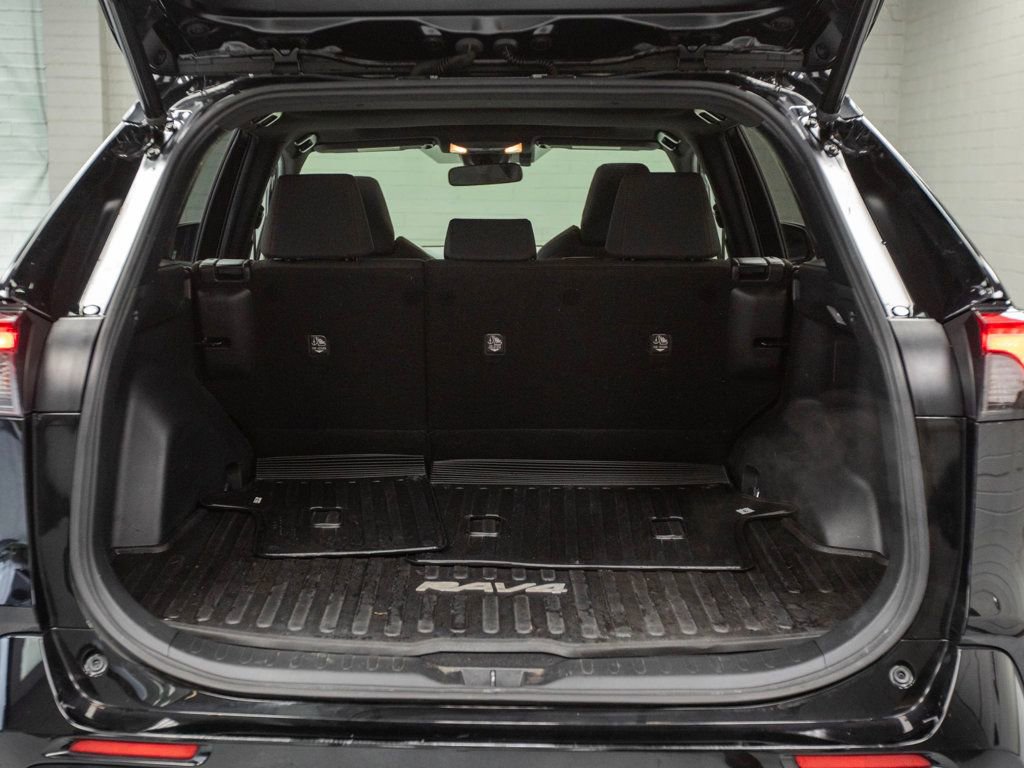 Used 2021 Toyota RAV4 SE image 31