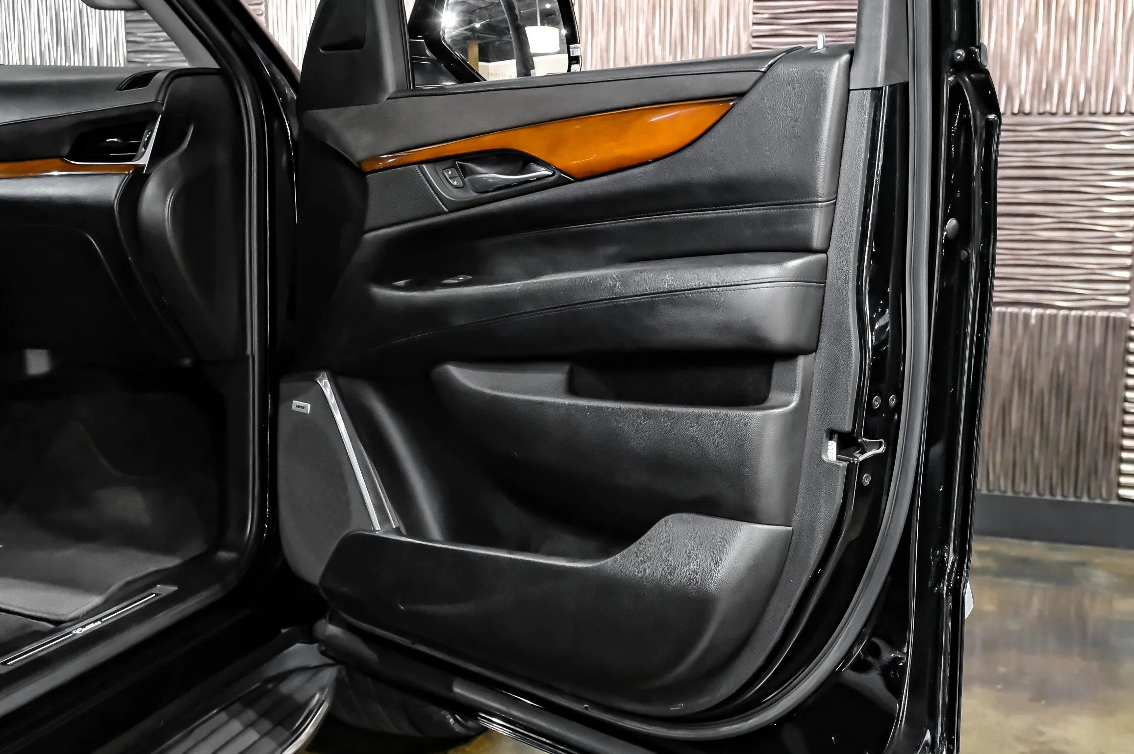 Used 2017 Cadillac Escalade ESV Luxury RWD image 54