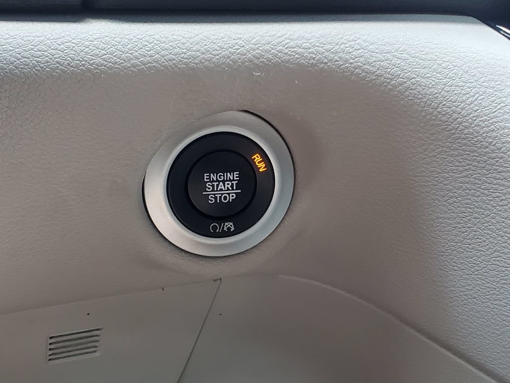 Used 2024 Chrysler Pacifica Touring-L FWD image 16