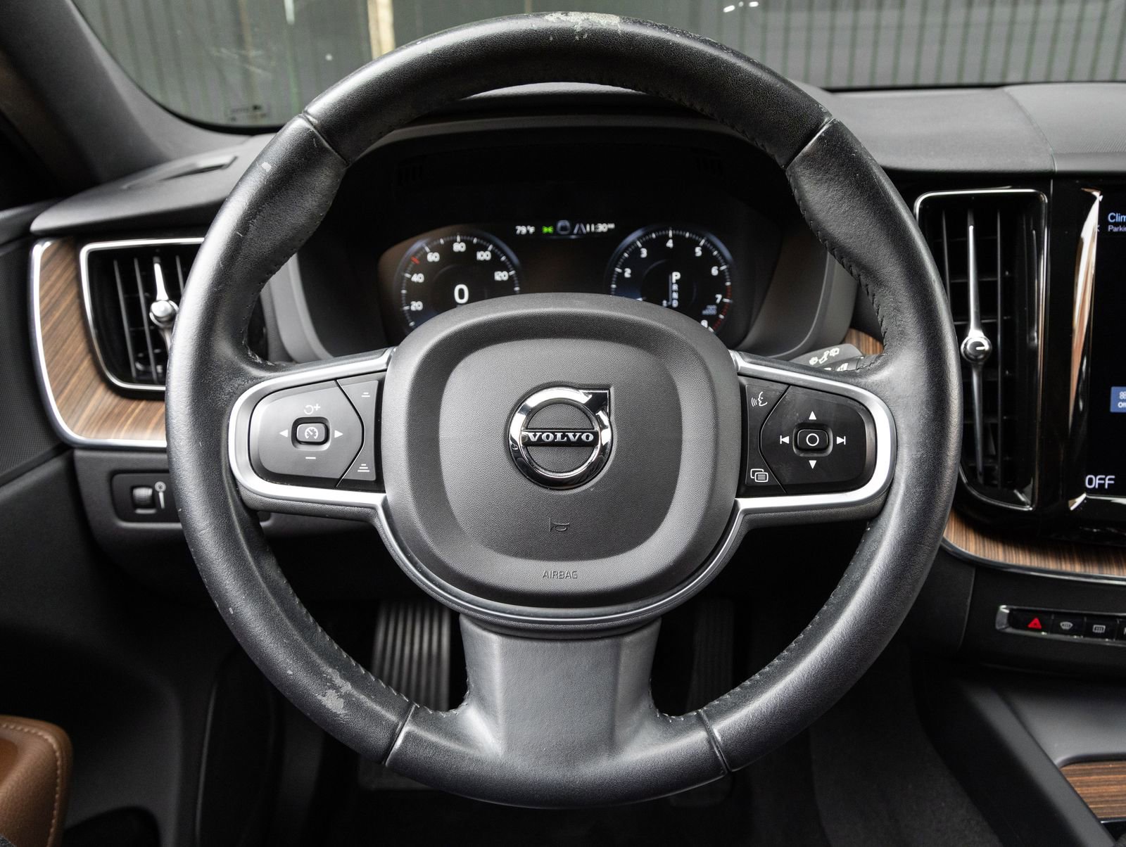 Used 2021 Volvo XC60 T5 Momentum w/ Premium Package FWD image 13