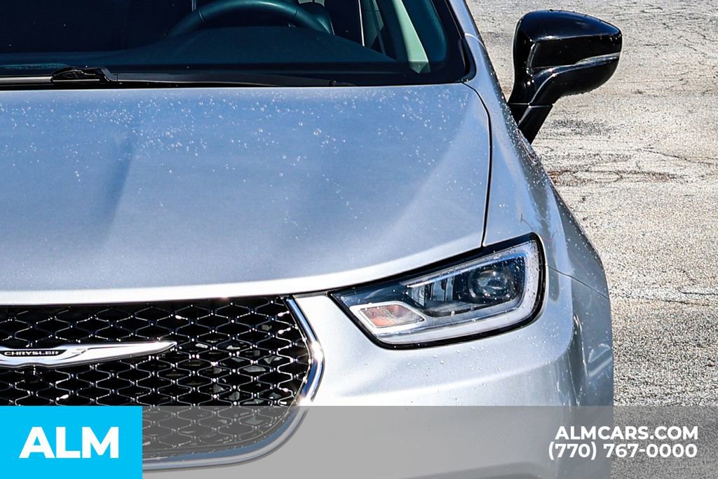 Used 2024 Chrysler Pacifica Touring-L image 16
