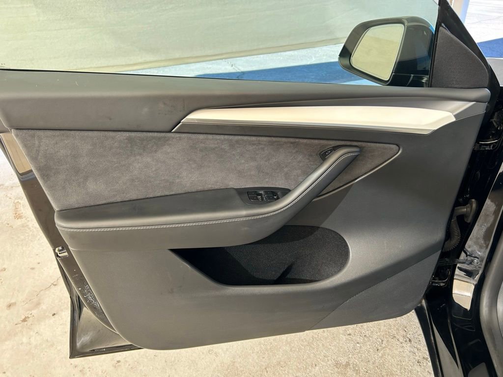 Used 2025 Tesla Model Y Long Range image 24