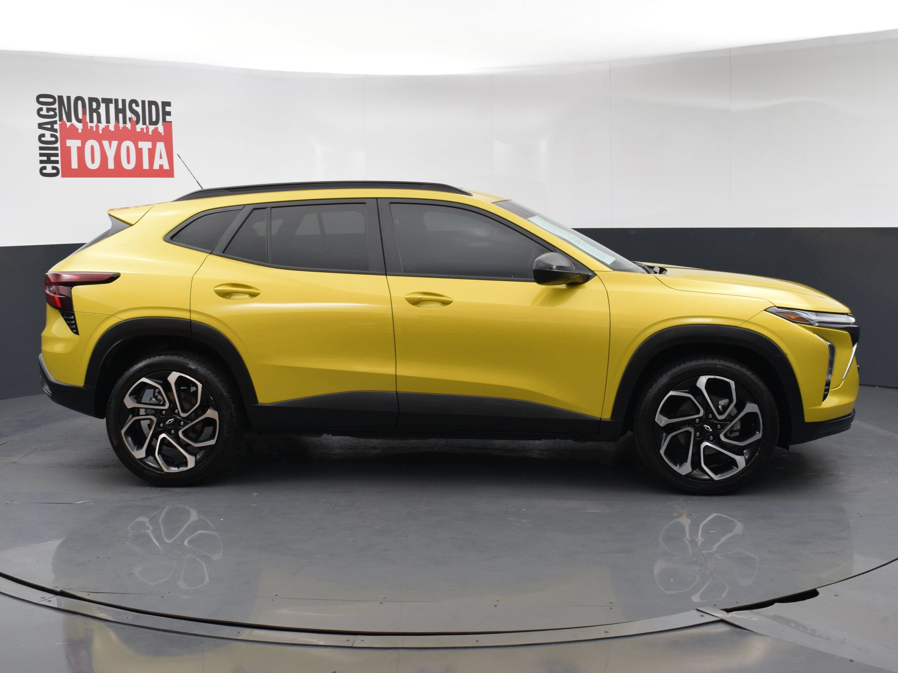 Used 2024 Chevrolet Trax RS w/ Sunroof Package FWD image 5