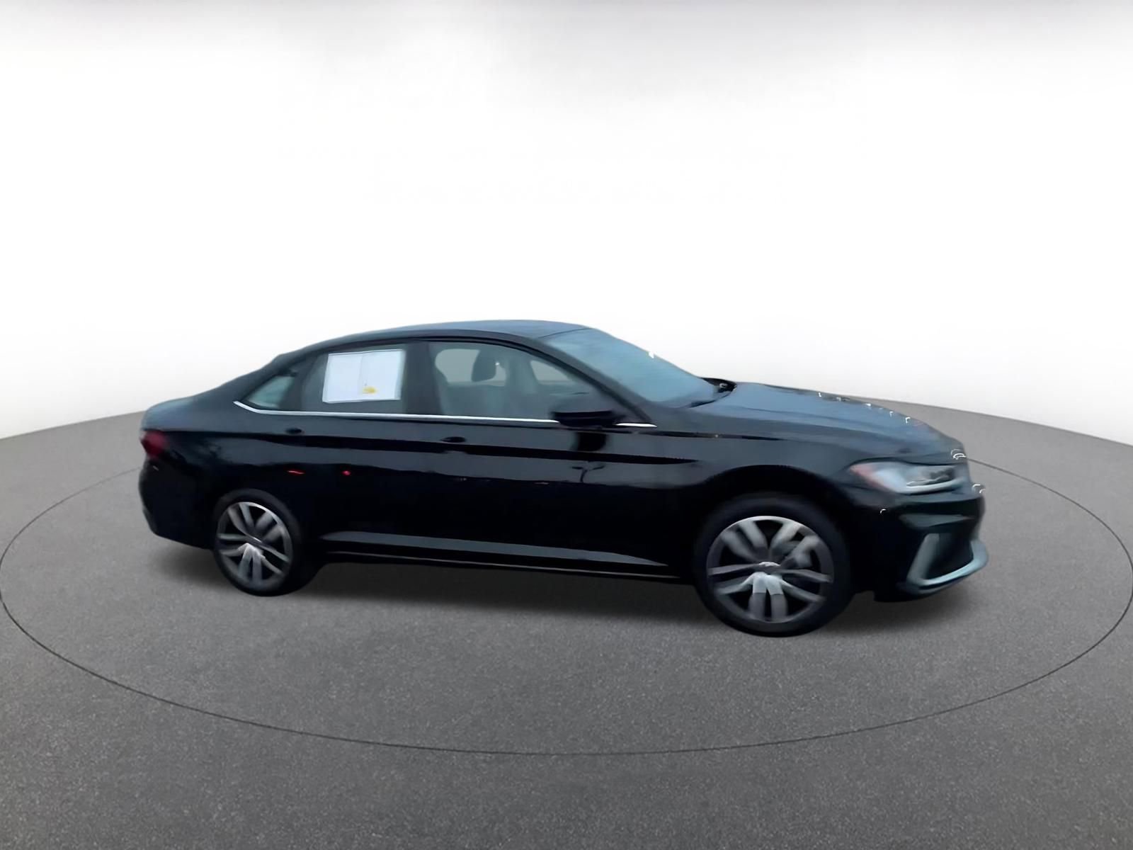 Used 2025 Volkswagen Jetta SE image 2