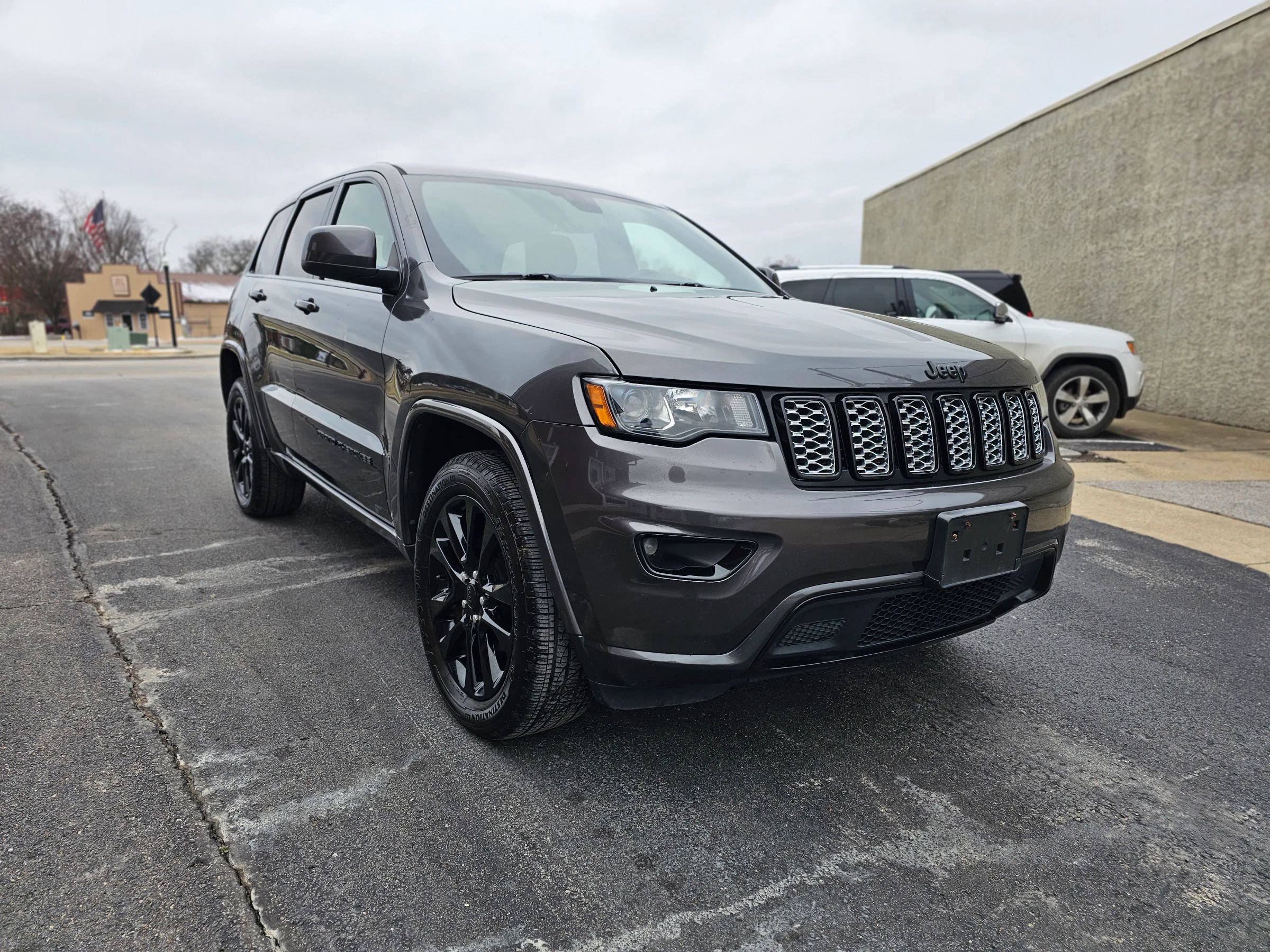 Used 2017 Jeep Grand Cherokee Altitude image 1