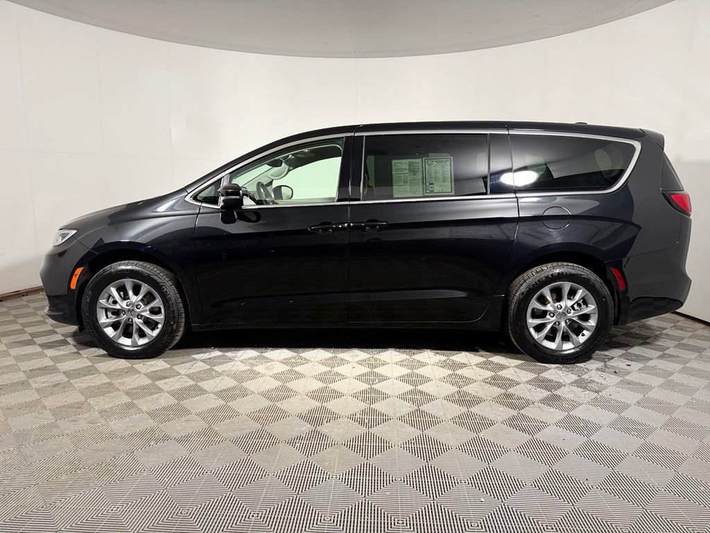 Used 2023 Chrysler Pacifica Touring-L AWD/4WD image 3