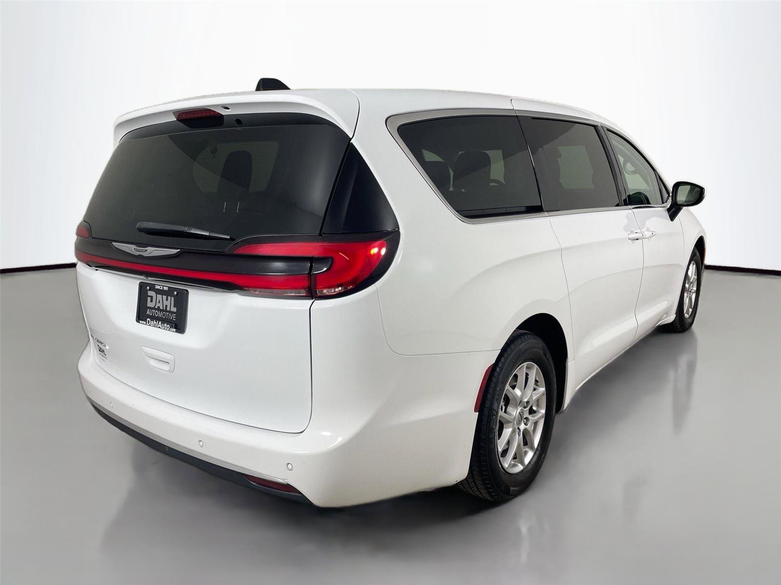 Used 2023 Chrysler Pacifica Touring-L image 13