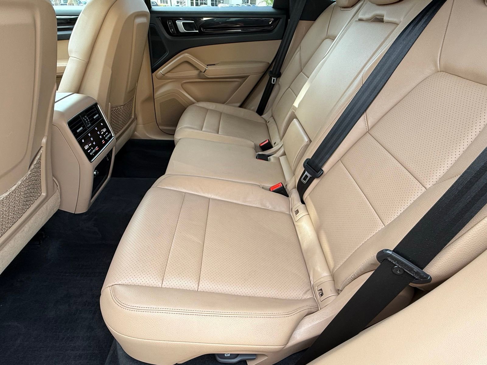 Used 2023 Porsche Cayenne image 33