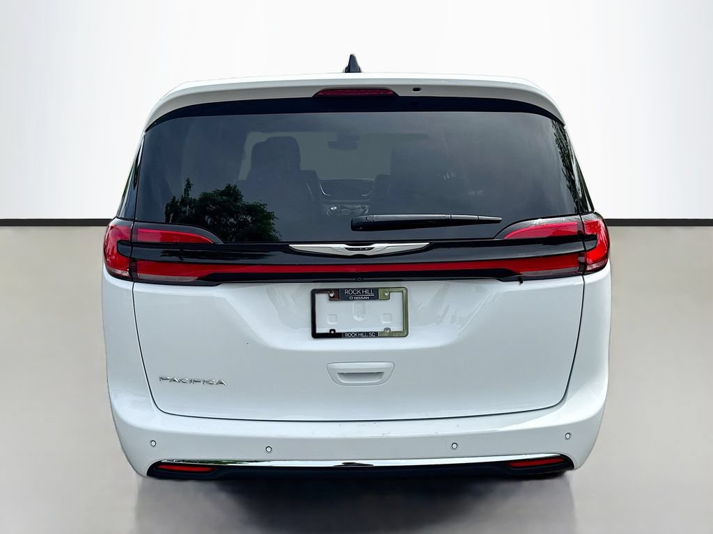 Used 2024 Chrysler Pacifica Touring-L FWD image 6