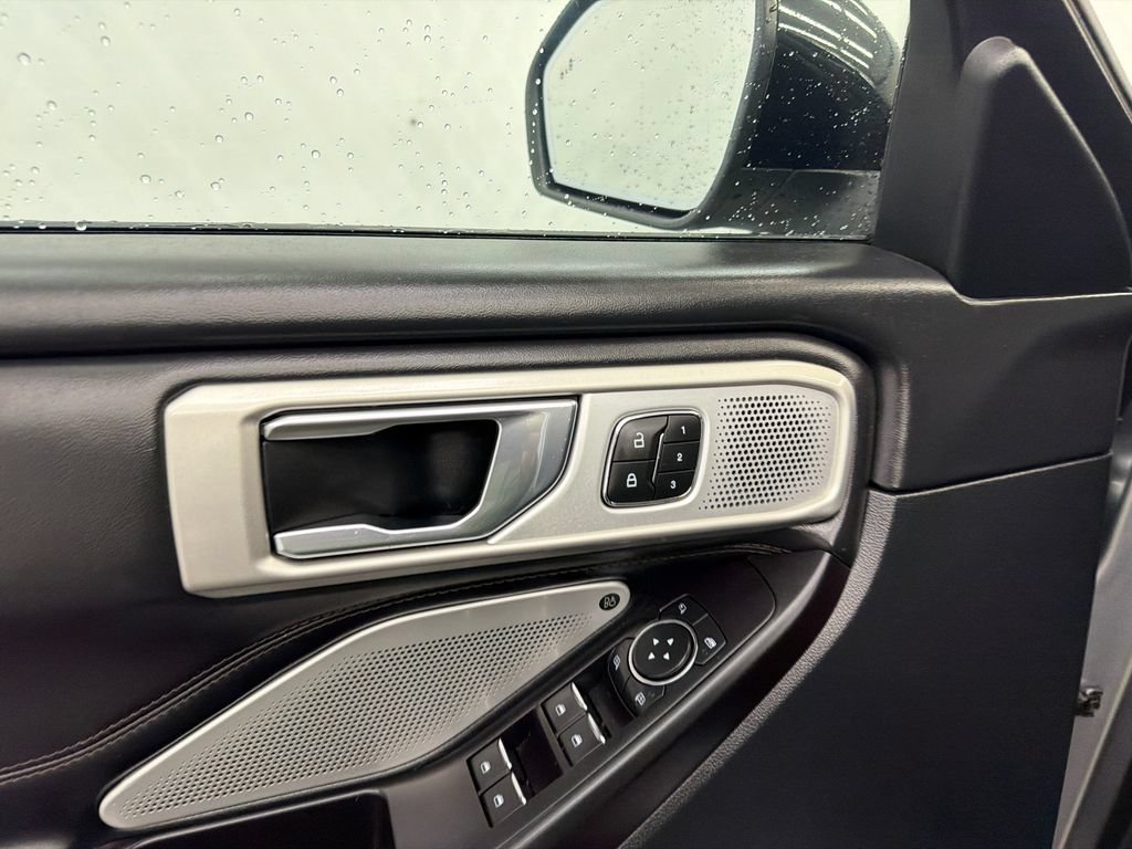 Used 2020 Ford Explorer Platinum w/ Premium Technology Package AWD/4WD image 12