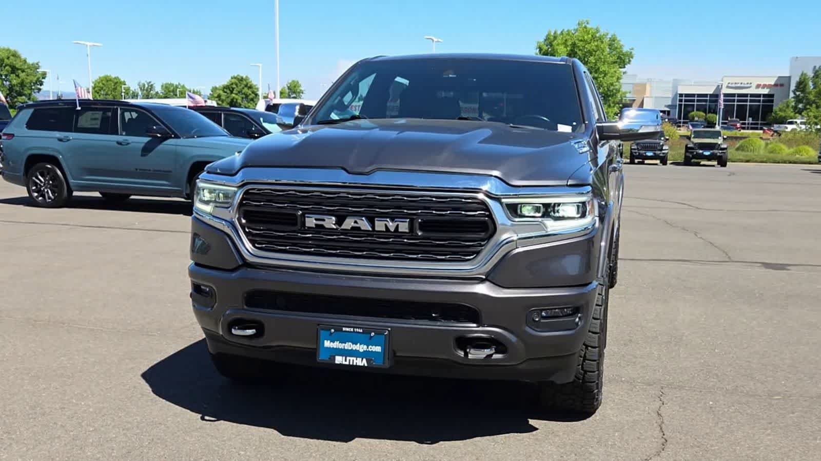 Used 2022 RAM 1500 Limited w/ Body-Colour Bumper Group AWD/4WD image 3