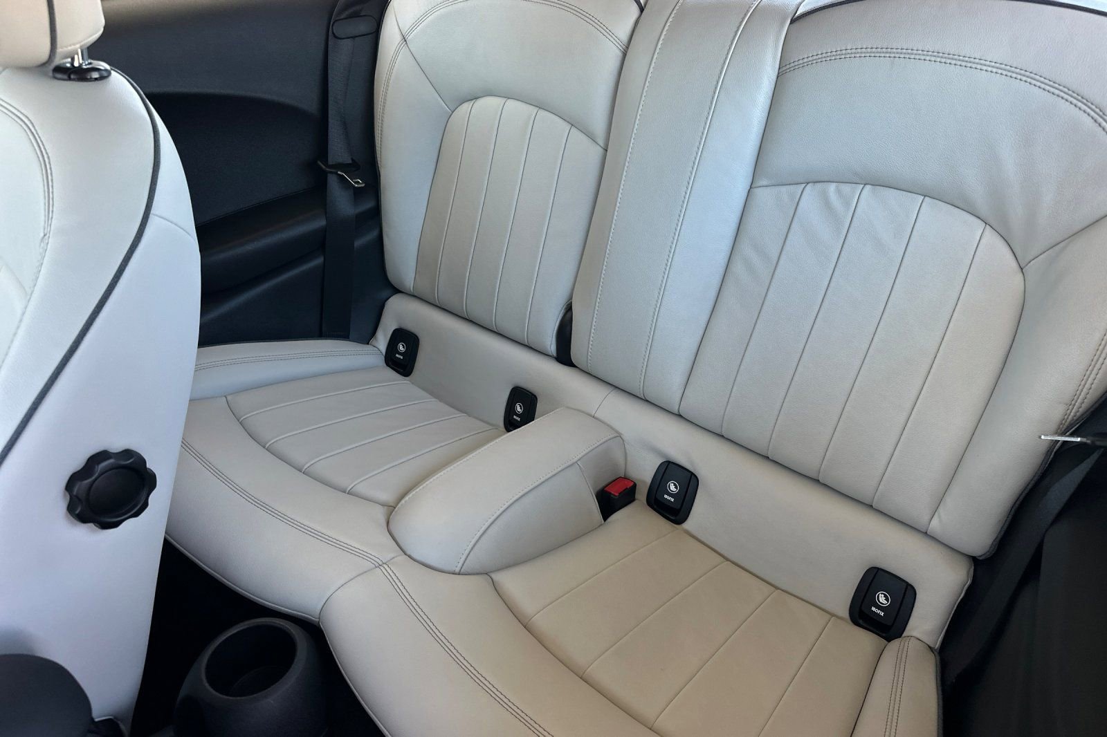 Used 2019 MINI Cooper 2-Door Hardtop w/ Signature Upholstery Package image 11