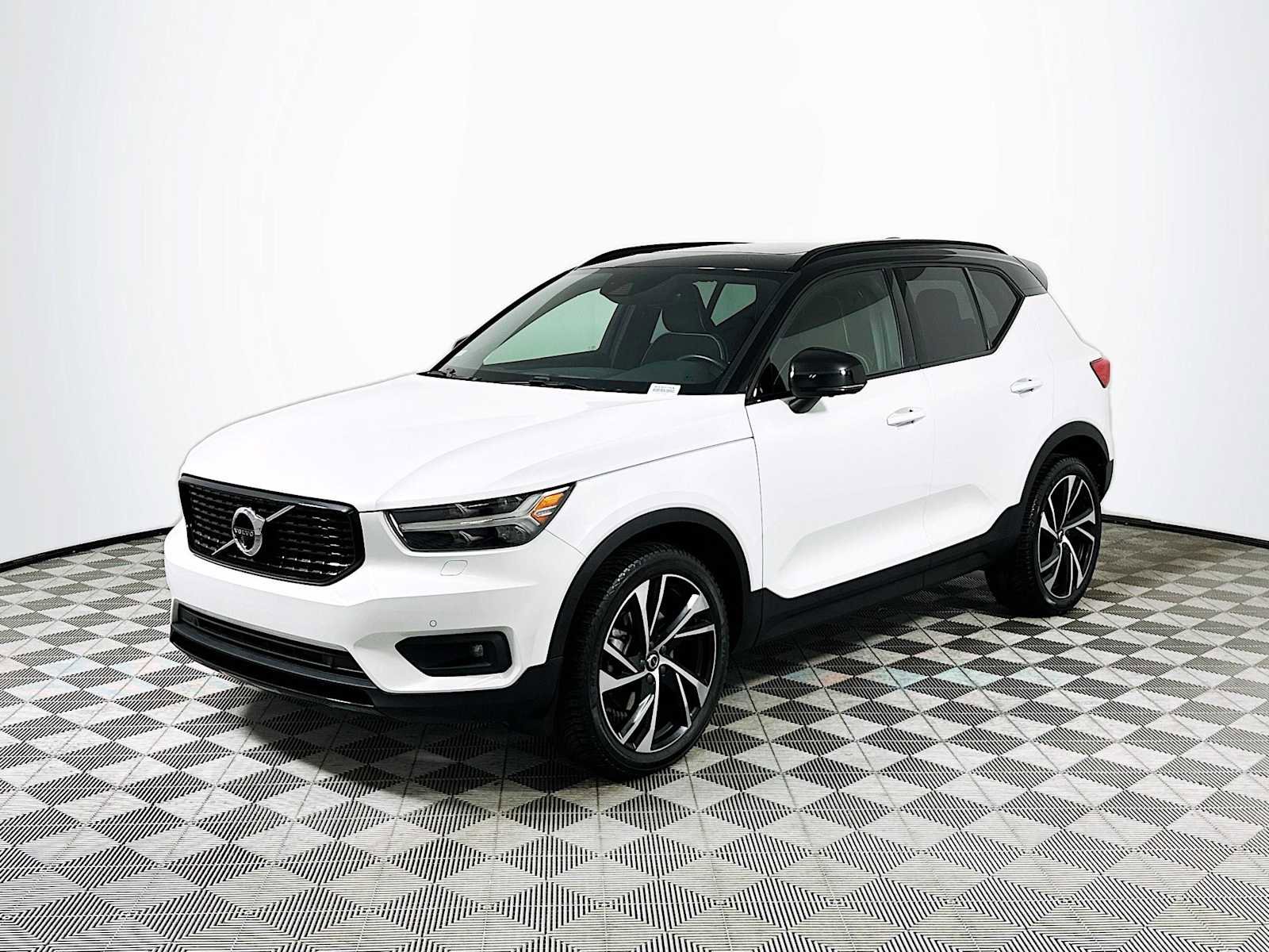 Used 2021 Volvo XC40 T5 R-Design image 3