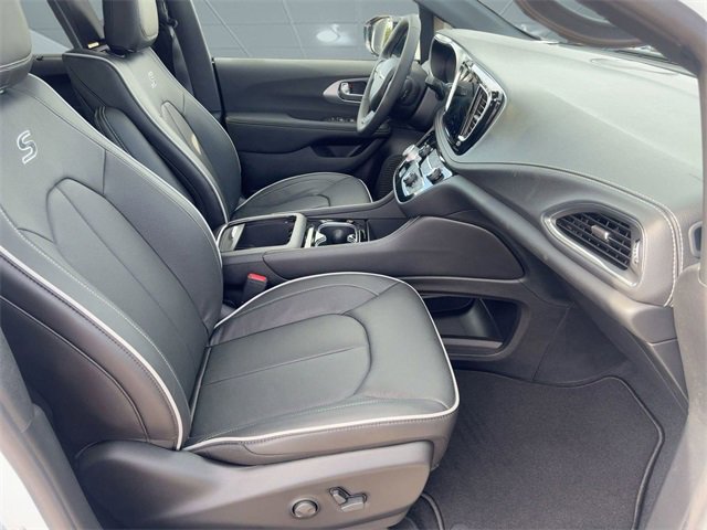 New 2026 Chrysler Pacifica Limited w/ Uconnect Theater Family Group image 31