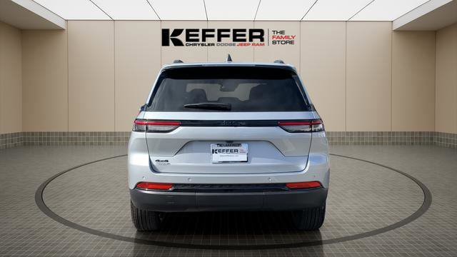 New 2025 Jeep Grand Cherokee Altitude image 4