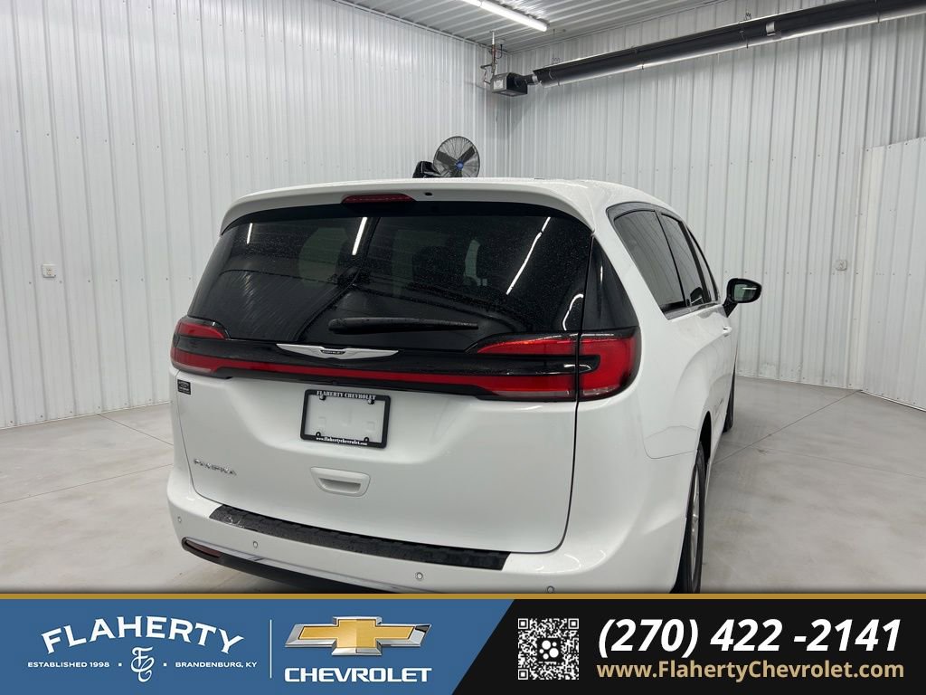 Used 2024 Chrysler Pacifica Touring-L FWD image 3