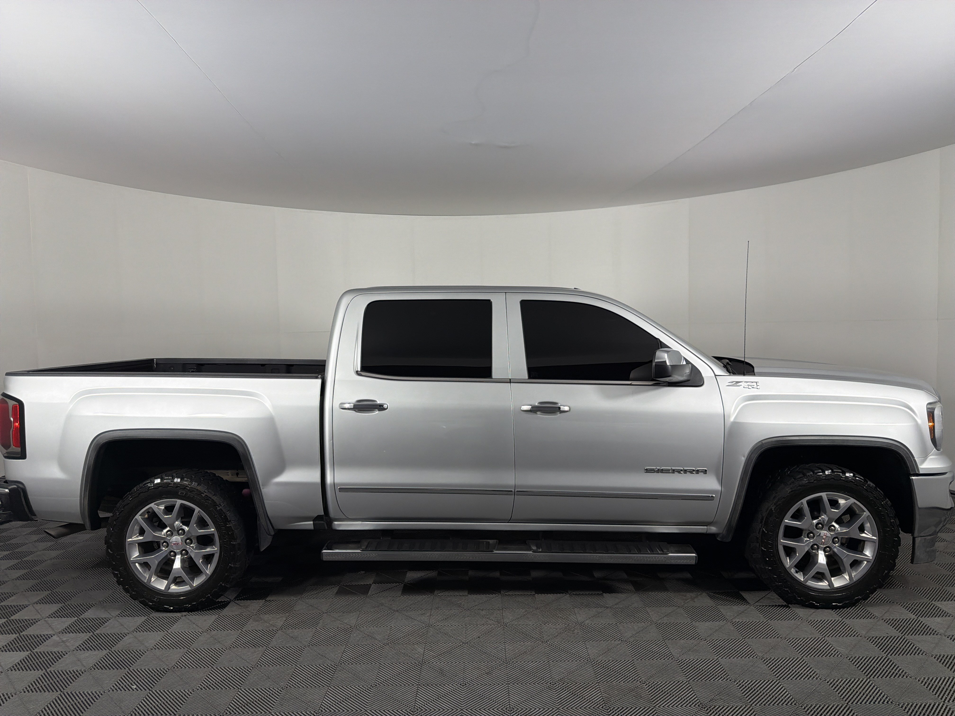 Used 2018 GMC Sierra 1500 SLT w/ SLT Premium Package AWD/4WD image 28