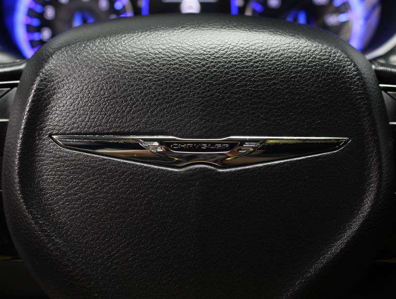 Used 2018 Chrysler Pacifica Touring Plus w/ S Appearance Package FWD image 12