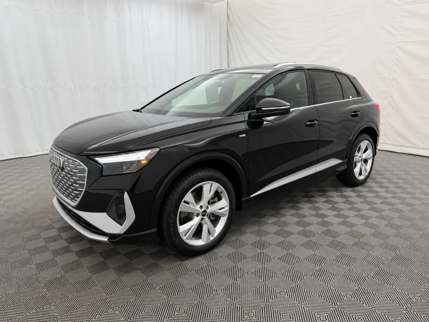 Used 2023 Audi Q4 e-tron Premium Plus w/ Premium Plus AWD/4WD image 2
