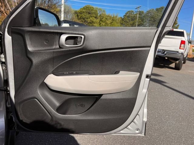 Used 2025 Hyundai Venue SEL image 31