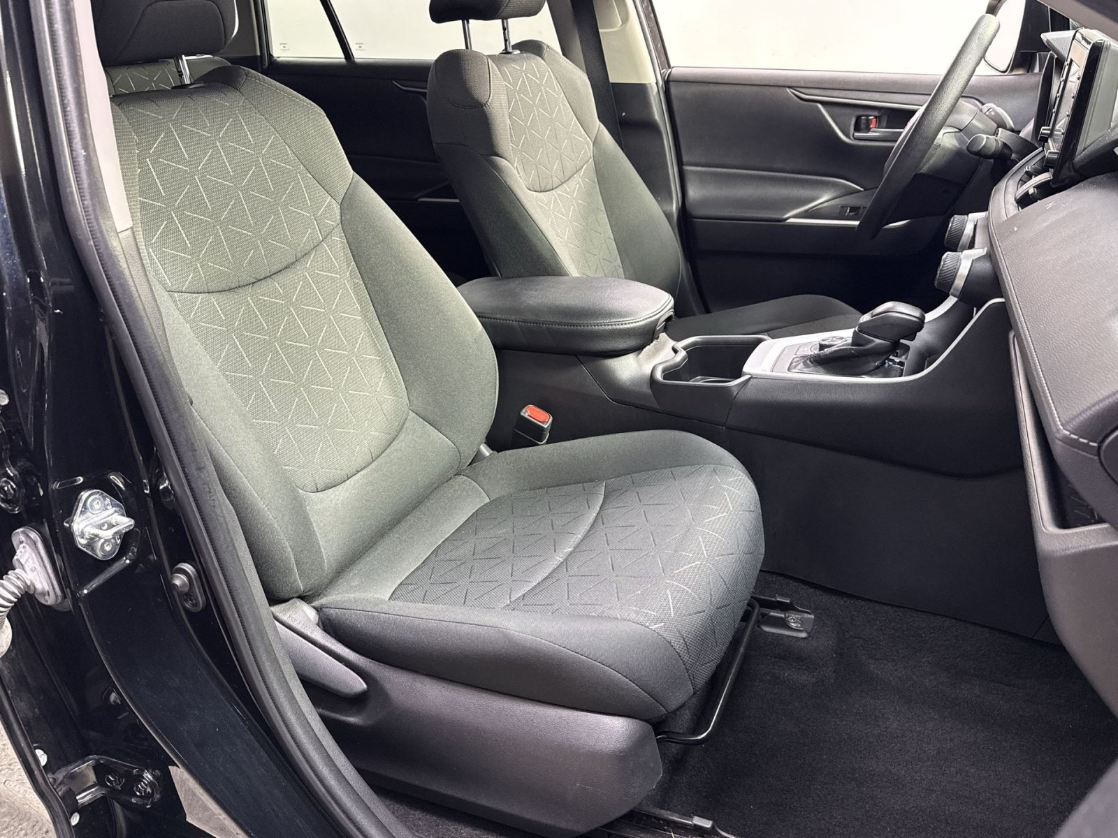 Used 2022 Toyota RAV4 XLE w/ Convenience Package AWD/4WD image 39