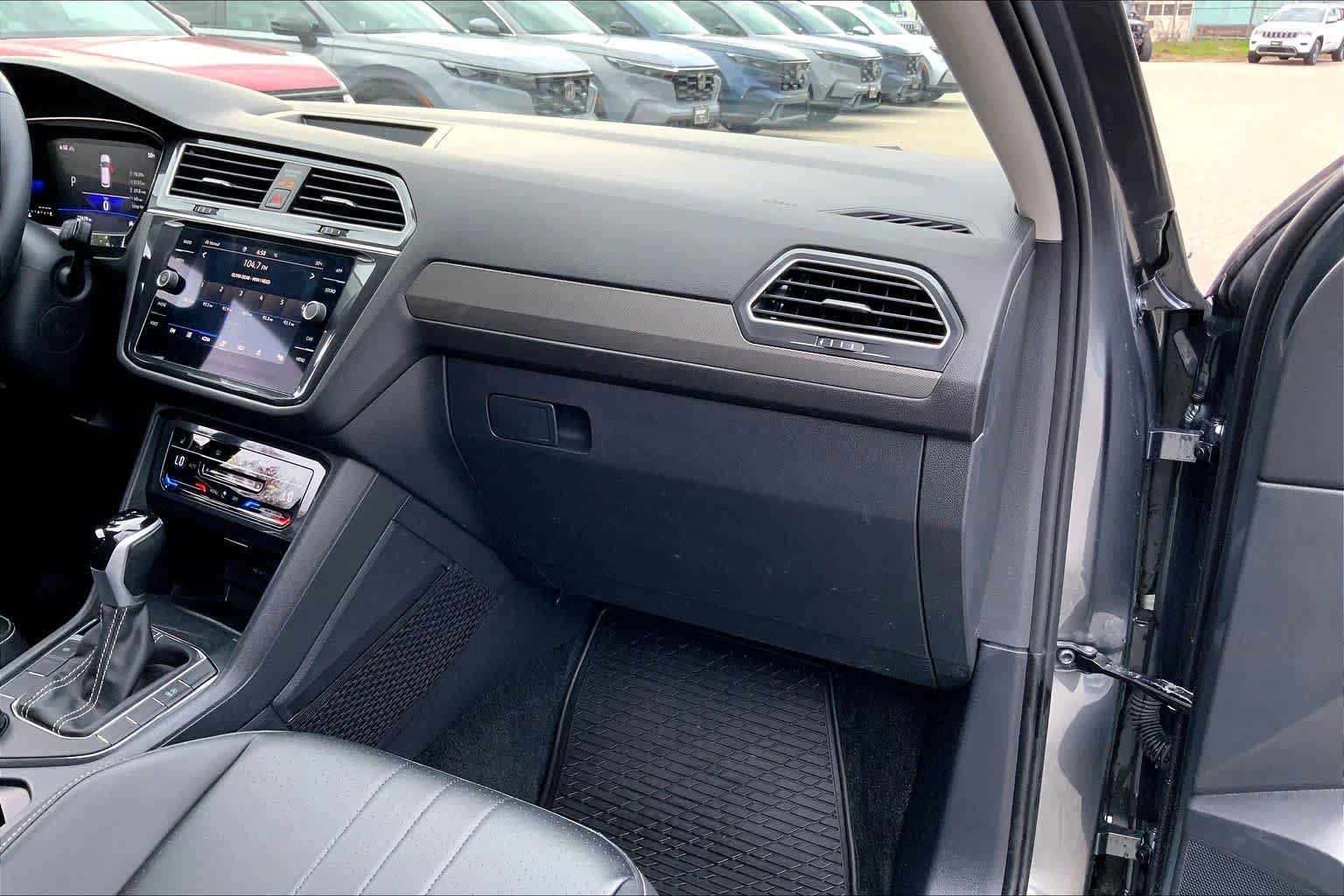Used 2024 Volkswagen Tiguan SE AWD/4WD image 19