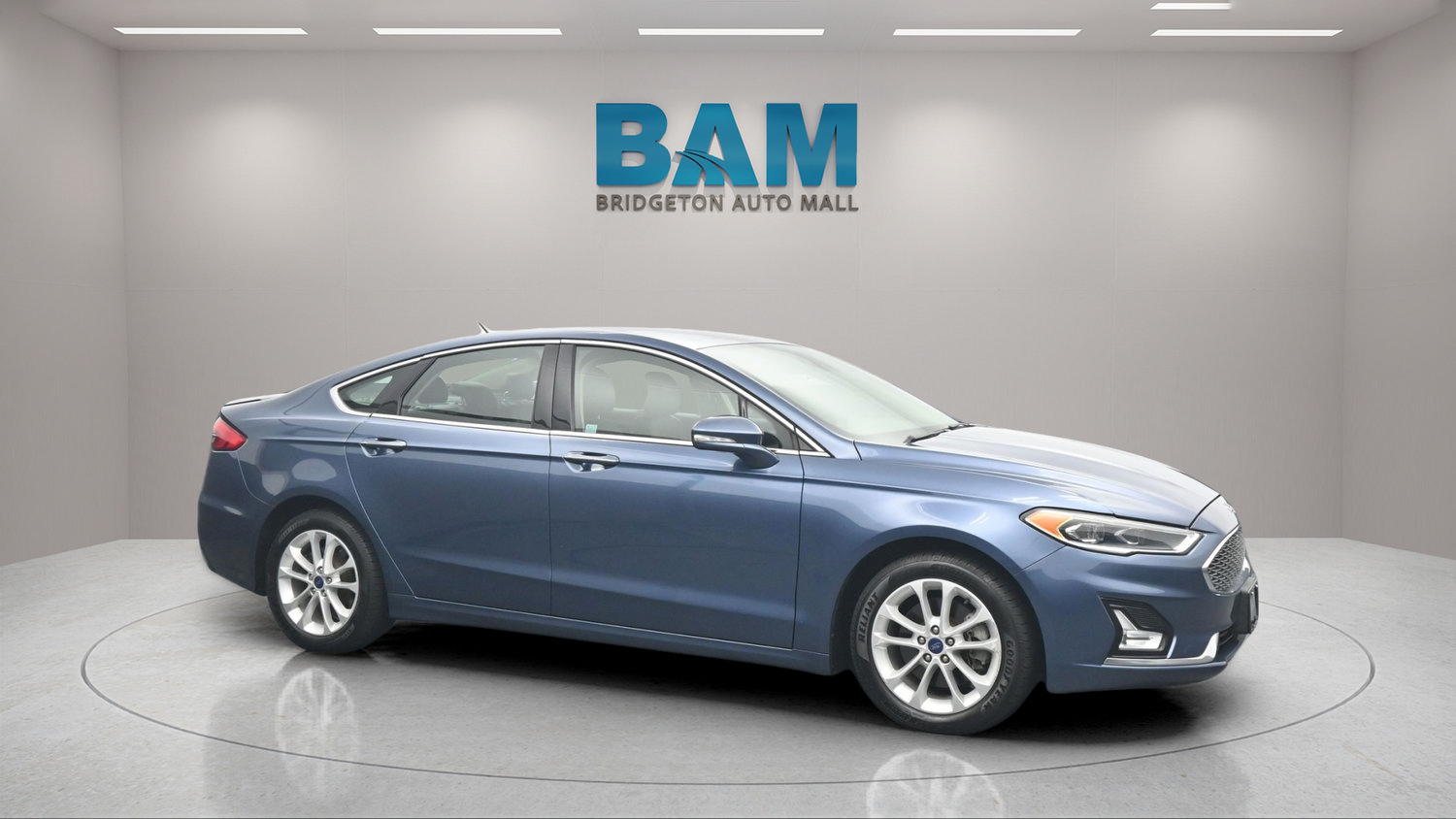 Used 2019 Ford Fusion Energi Titanium FWD image 2