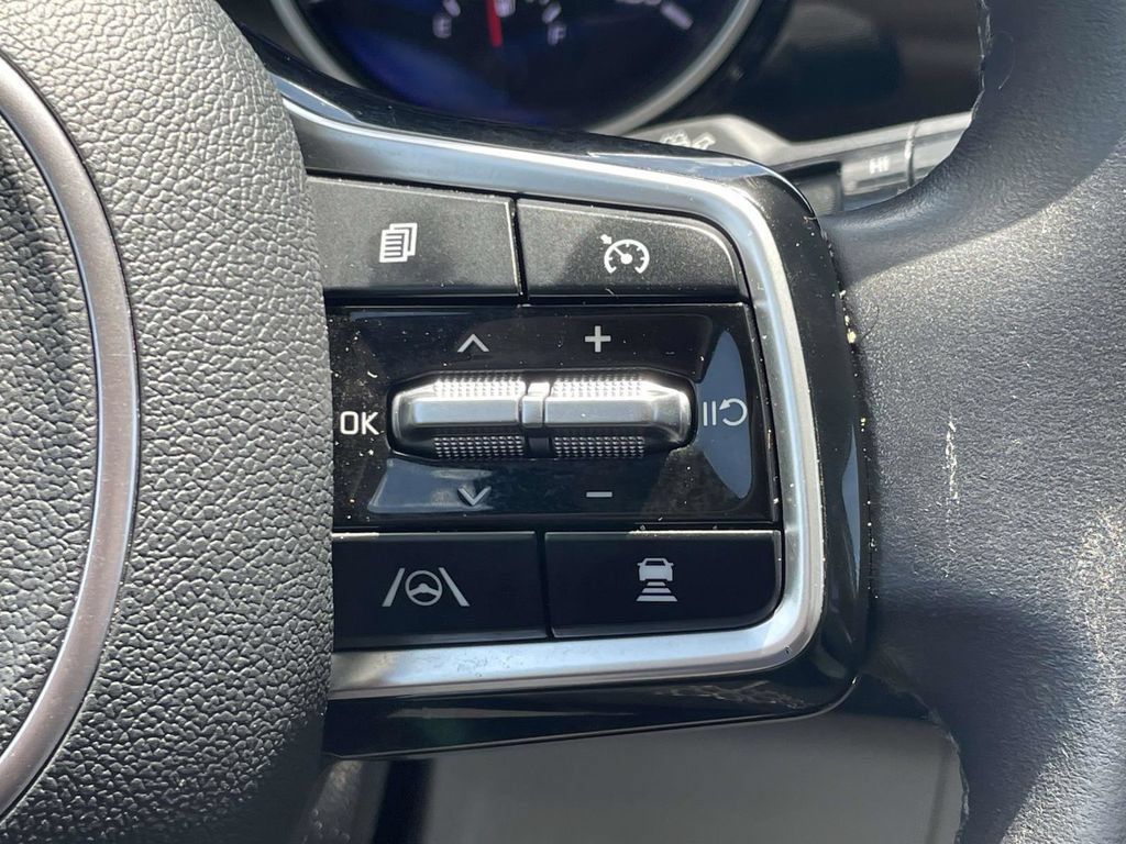 Used 2024 Kia Carnival EX FWD image 30