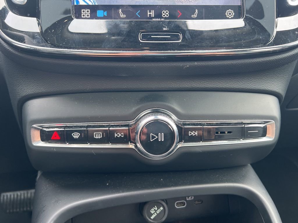 Used 2024 Volvo XC40 B5 Core image 19