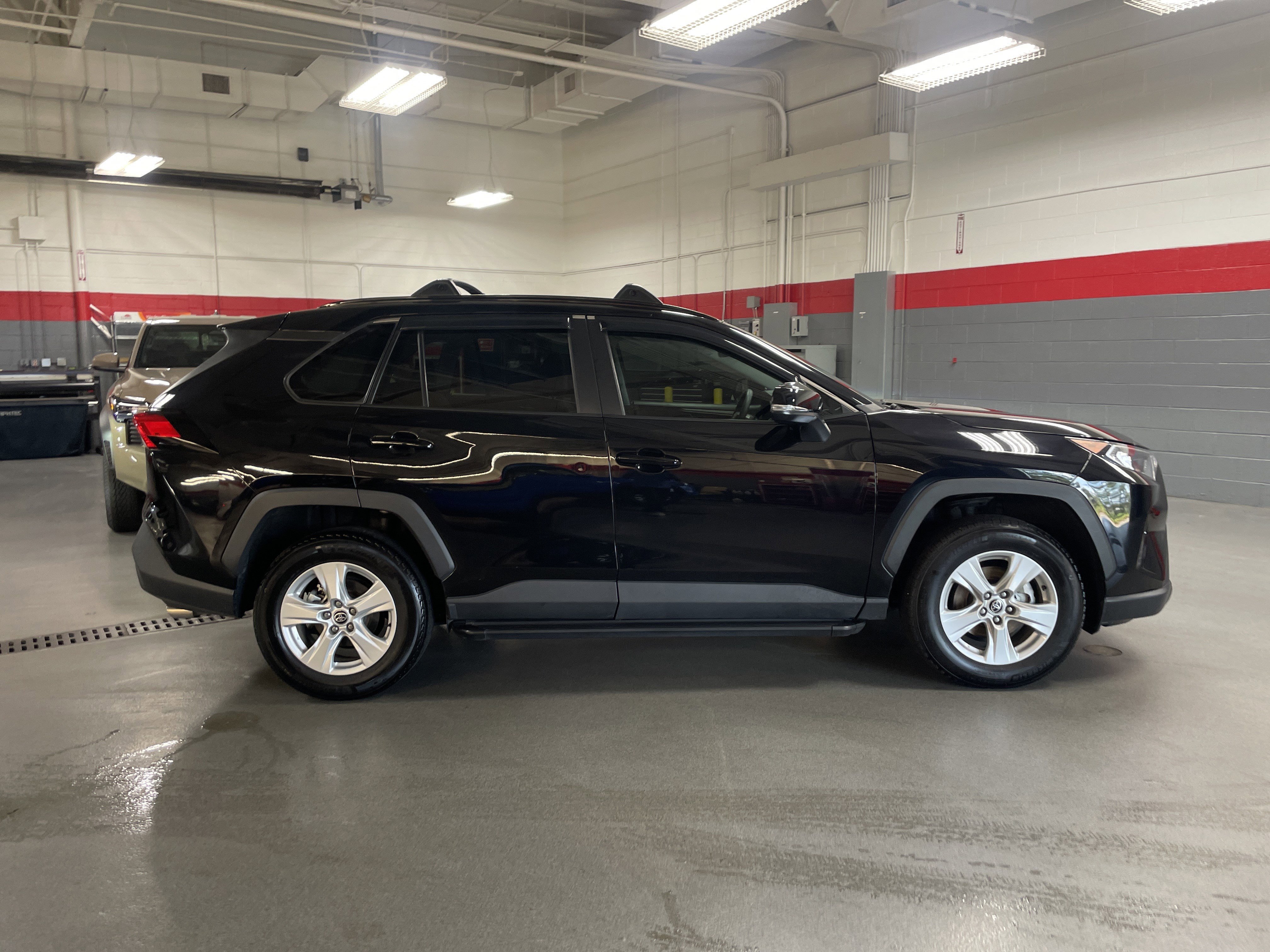 Used 2021 Toyota RAV4 XLE w/ Convenience Package FWD image 11