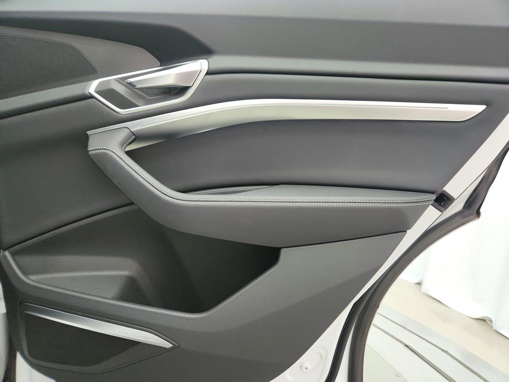 Used 2022 Audi e-tron Premium Plus image 35
