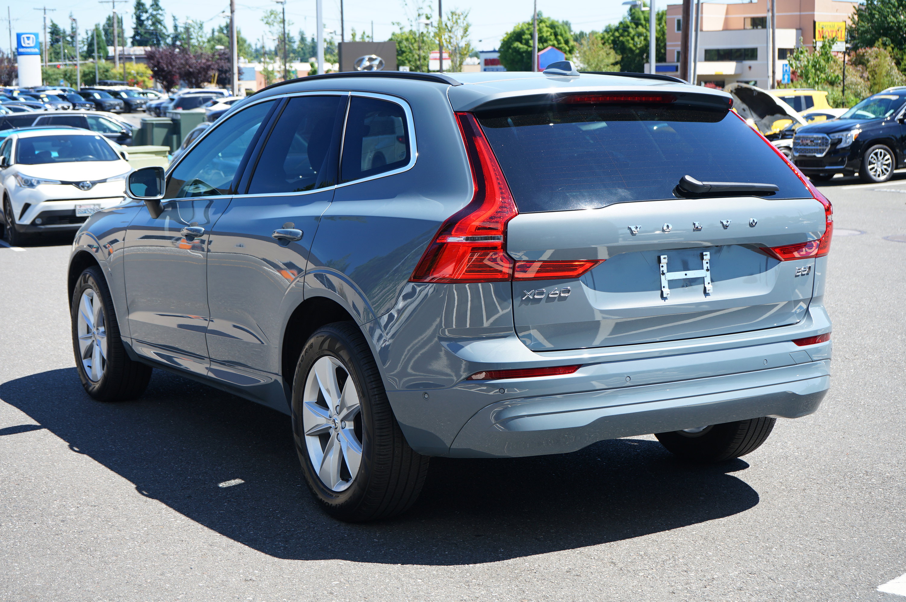 Used 2022 Volvo XC60 B5 Momentum image 6