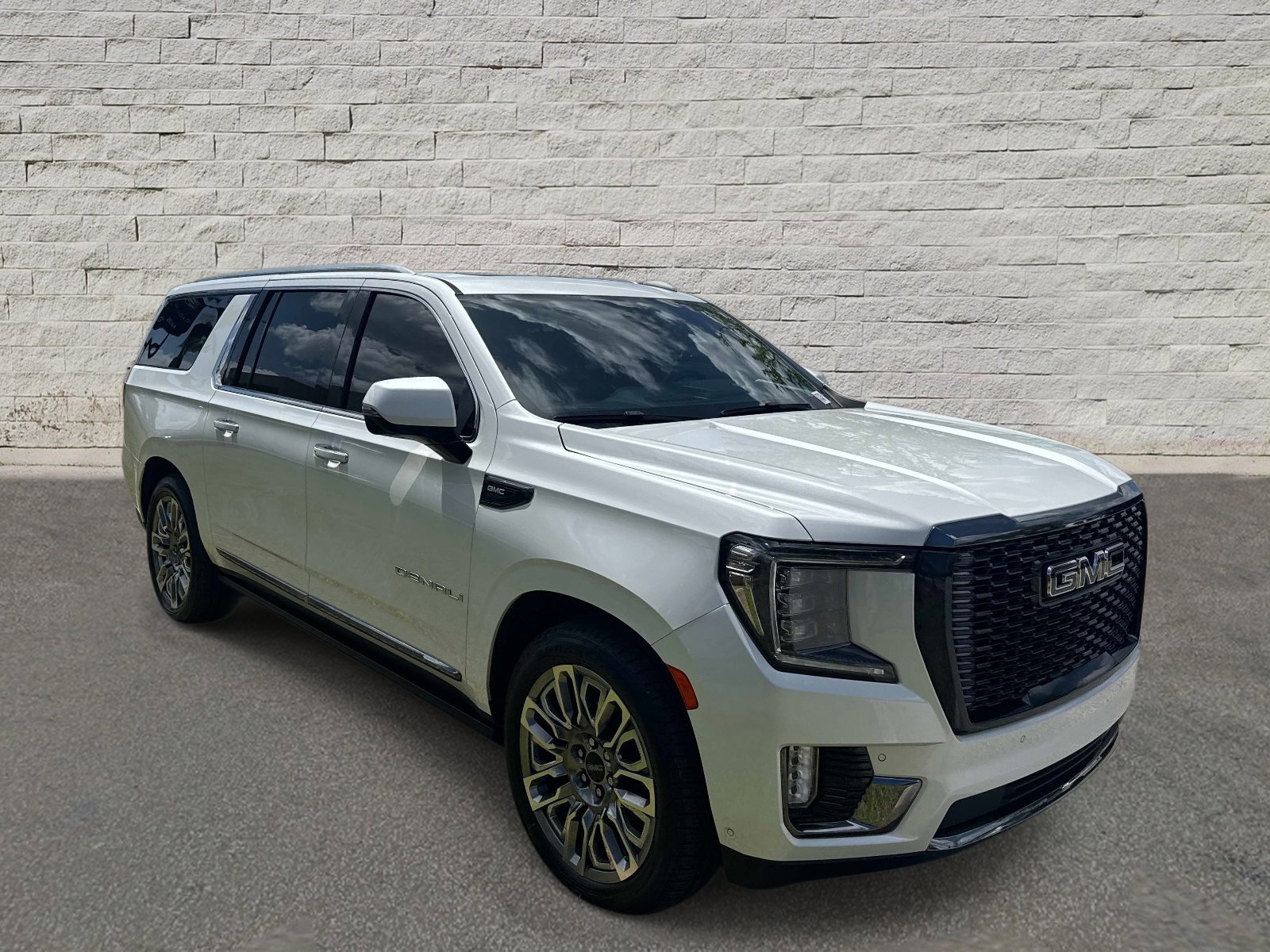 Used 2023 GMC Yukon XL Denali Ultimate AWD/4WD image 7