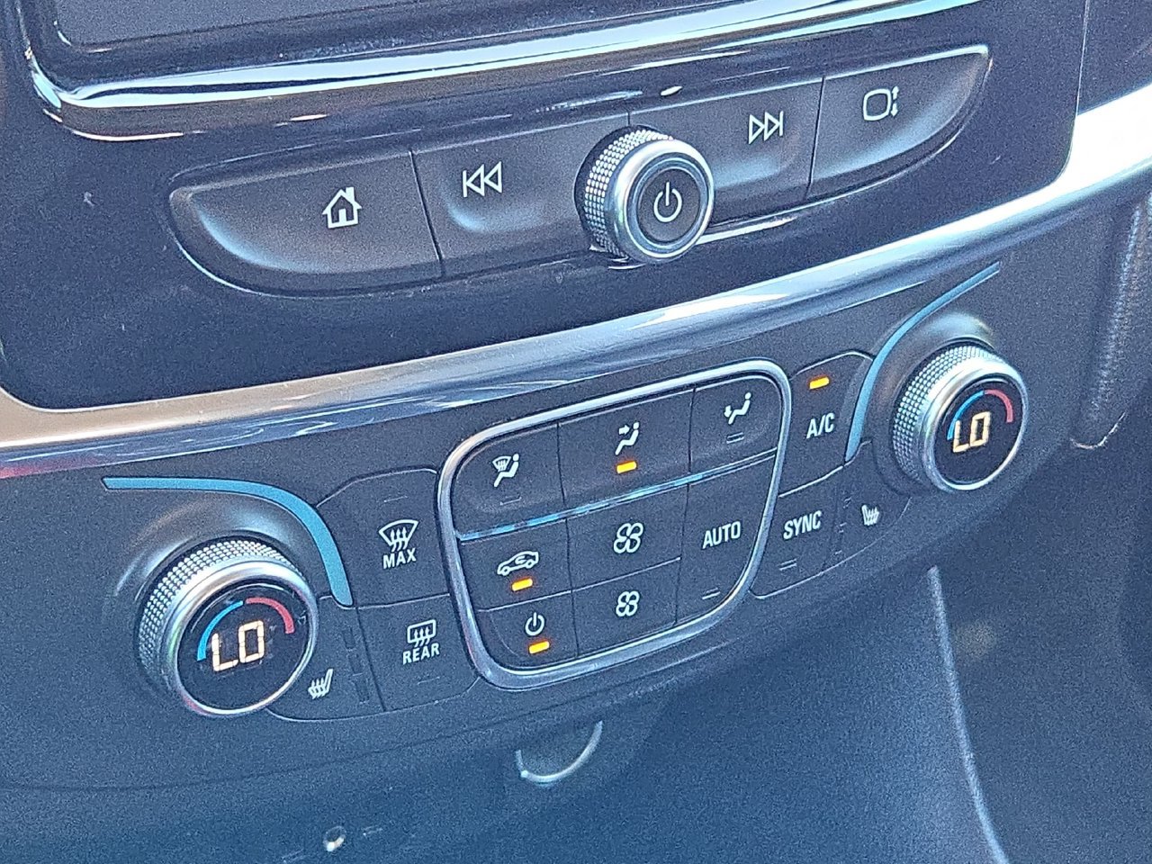 Used 2019 Chevrolet Traverse LT FWD image 21