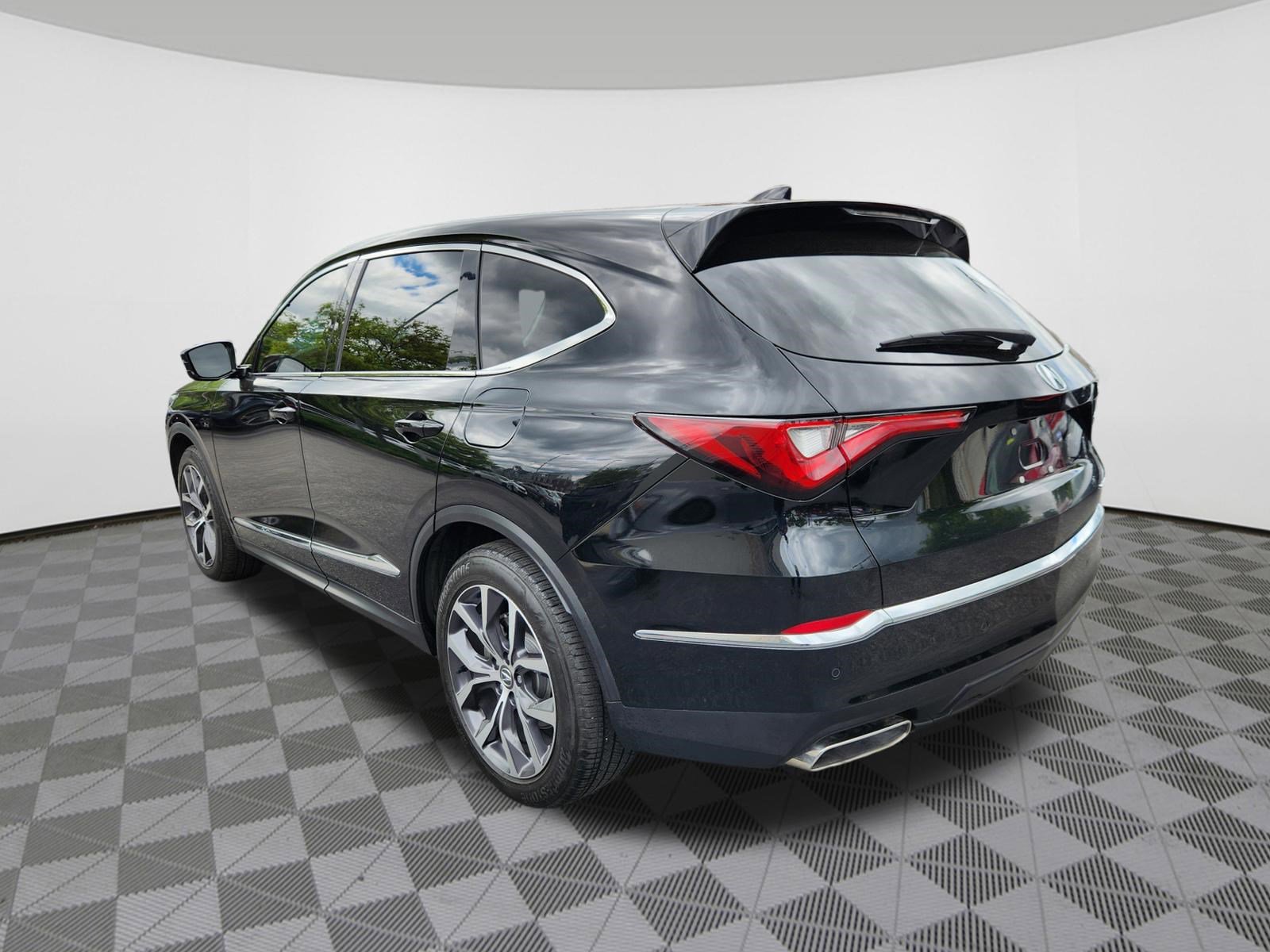 Used 2024 Acura MDX SH-AWD w/ Technology Package image 3