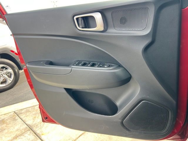 Certified 2025 Hyundai Venue SEL image 18