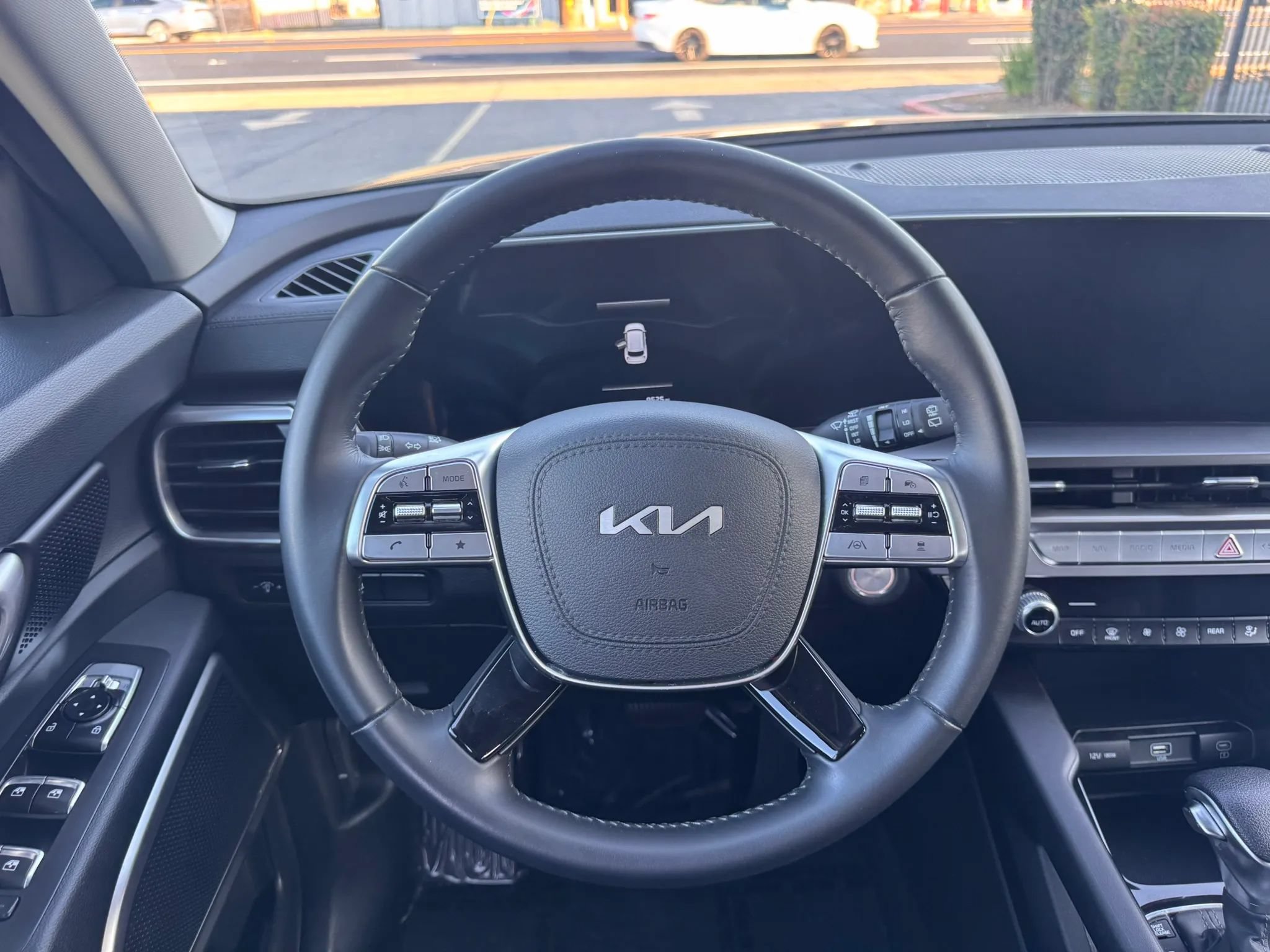 Used 2025 Kia Telluride LX FWD image 22