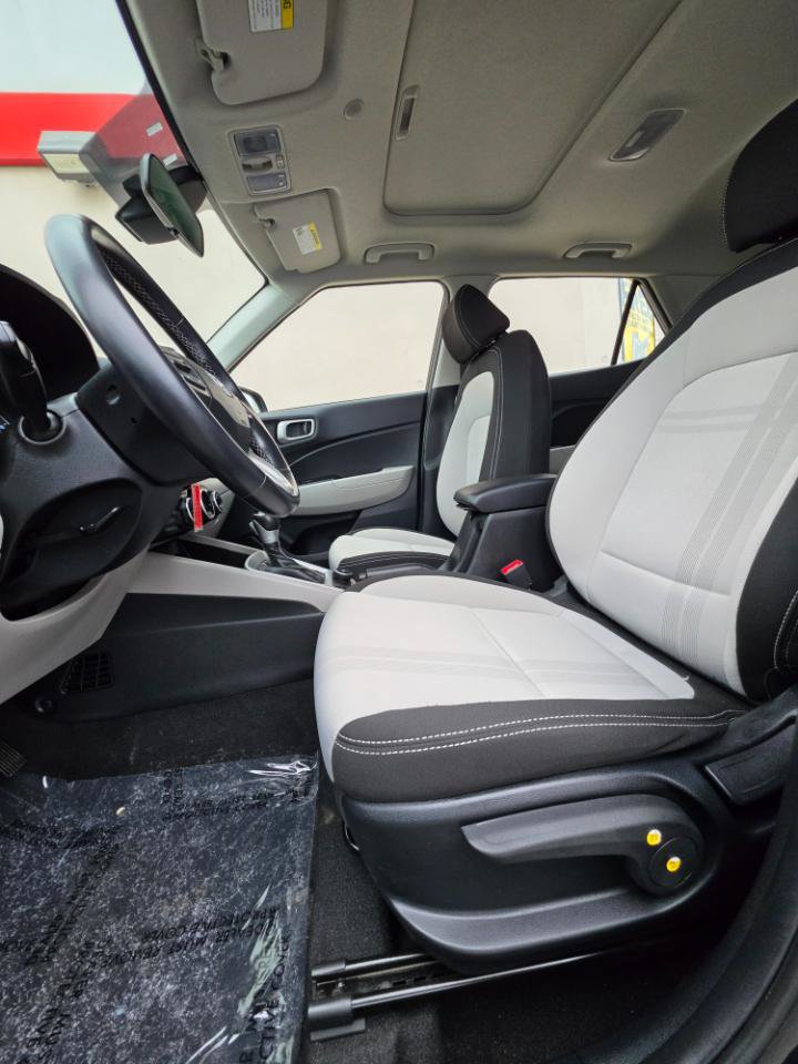 Used 2022 Hyundai Venue SEL FWD image 12